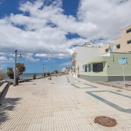 Playa Arinaga Junto Al Mar