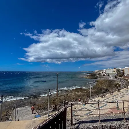 Playa Arinaga Junto Al Mar Agüimes